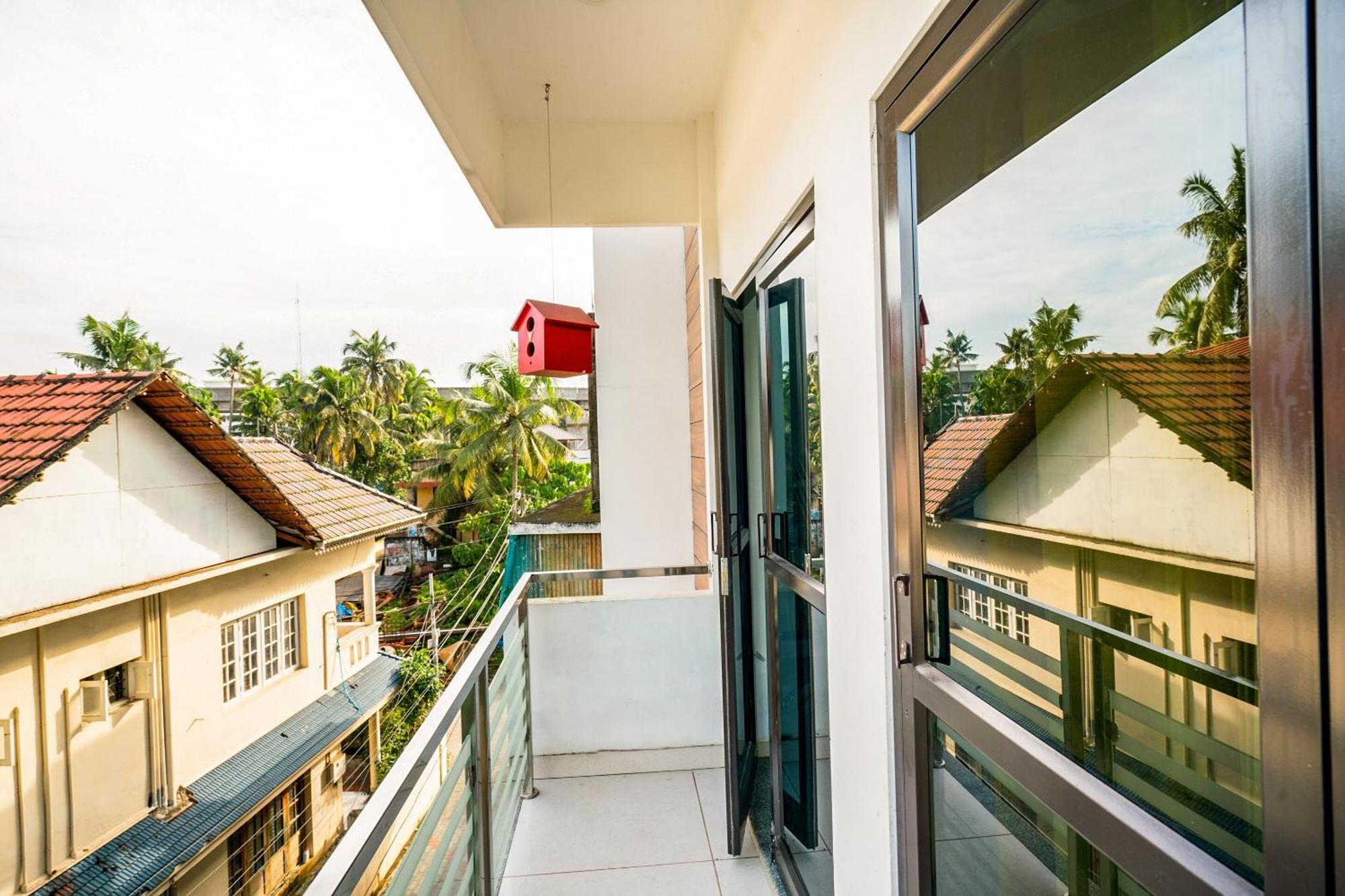 Super Oyo Thykoodam Apartments Kochi Exterior photo